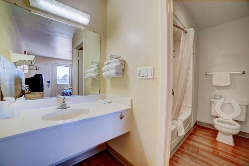 Super 7 Inn image 1