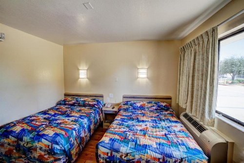Super 7 Inn image 19