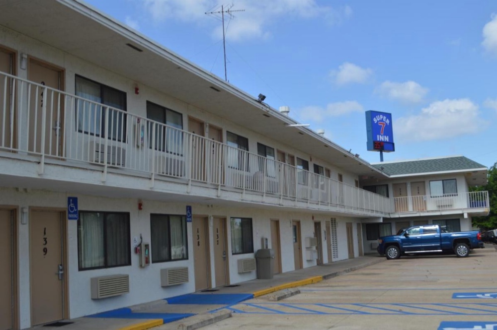 Super 7 Inn Image 35