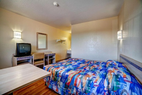 Super 7 Inn image 4