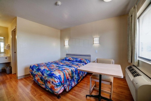 Super 7 Inn image 6
