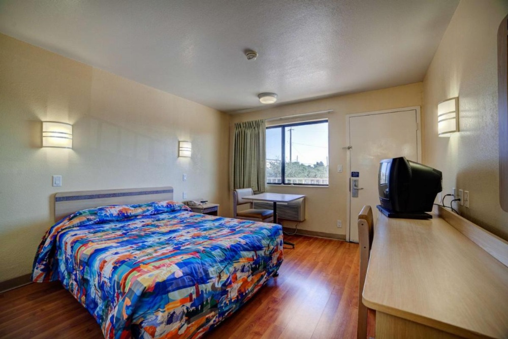 Super 7 Inn Image 7