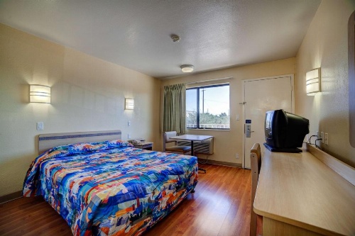 Super 7 Inn image 7