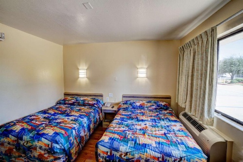 Super 7 Inn image 9